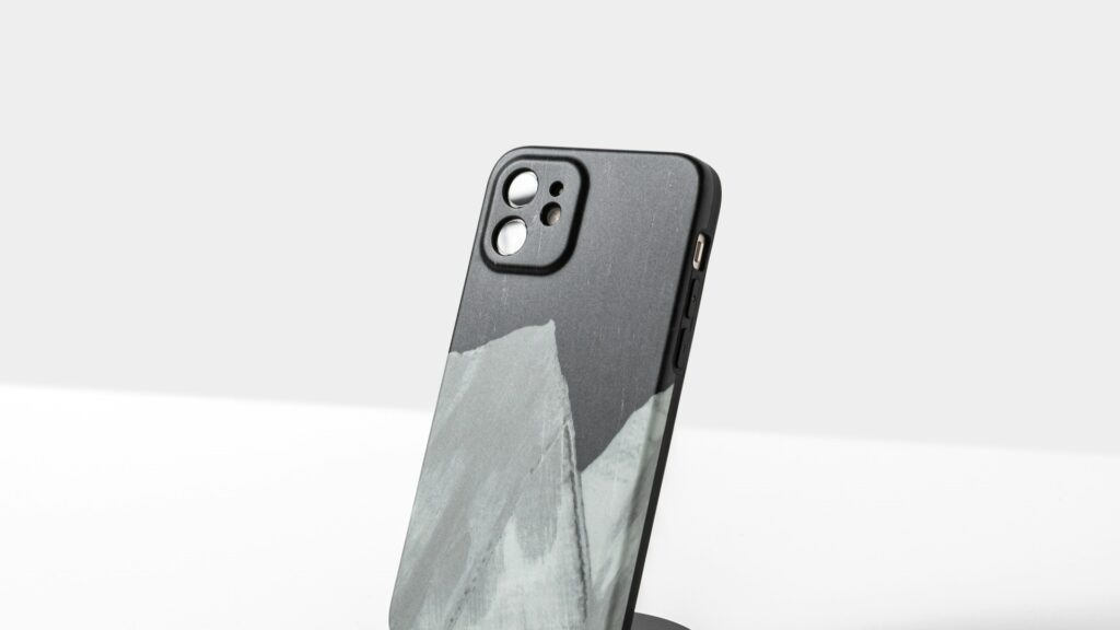 Telefoonhoesje vervangen: zwart hoesje met abstract grijs-wit bergpatroon op standaard